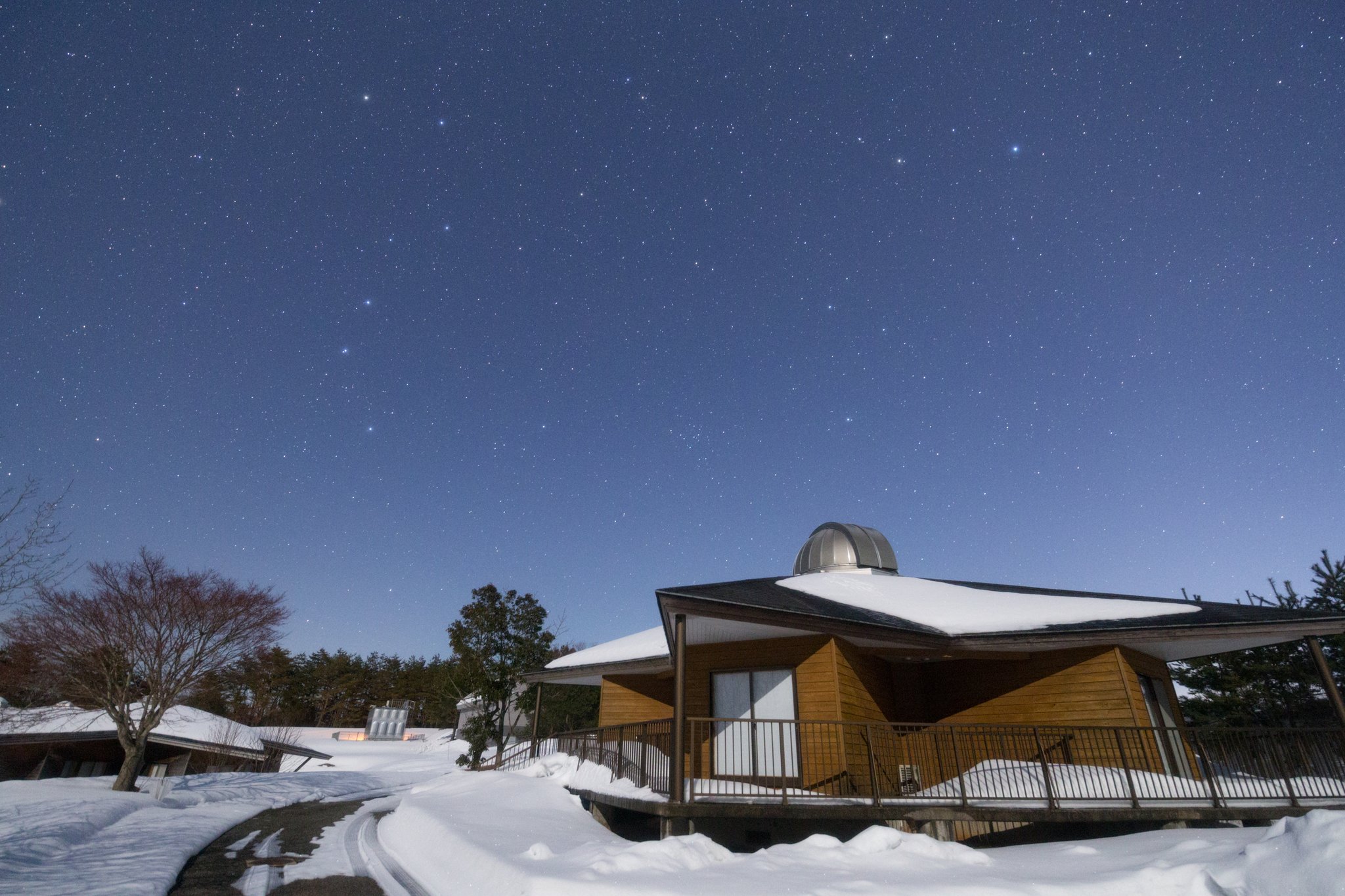 星の観察館 満天星 アストロコテージと北斗七星 柳田植物公園には望遠鏡が入っている天体ドーム付きコテージがあります 夜空には北斗七星が見えています 場所 柳田植物公園 能登町 18年2月撮影 星の観察館 満天星 アストロコテージと北斗七星 柳田植物公園には望遠鏡が入っている天体ドーム付きコテージがあります 夜空には北斗七星が見えています 場所 柳田植物公園 能登町 18年2月撮影