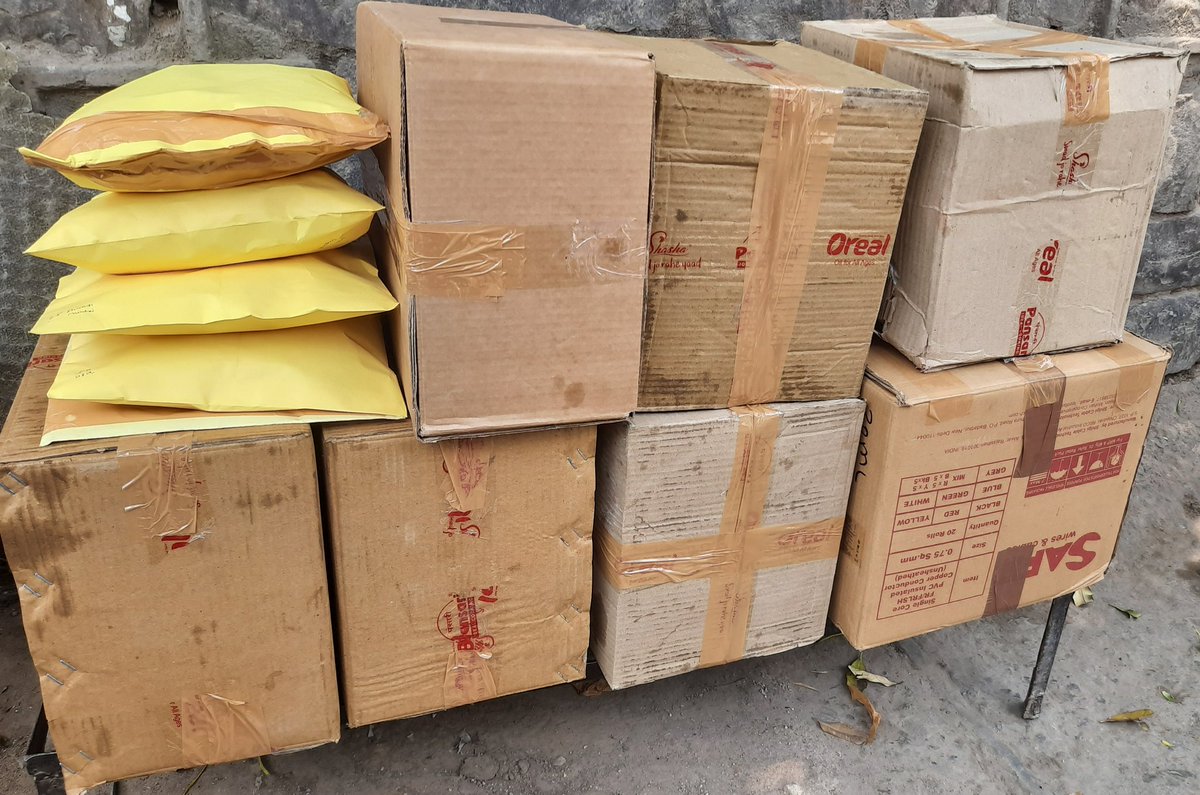 vibhor_anand's tweet photo. 7500 #SaffronMasks being dispatched for distribution in Mumbai, Goa, Bangalore, Lucknow, Jaipur, Nagpur, Pilibhit and other cities... 6000 More Masks would be dispatched on Thursday..
You can contribute the cost of one Mask which is just Rs 4. Account details in below tweet.. https://t.co/fdX9xbUtOc
