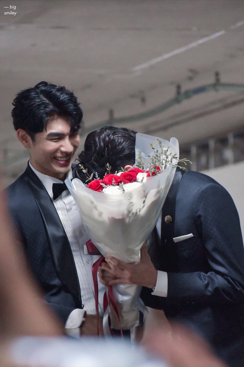 this was bny’s initial dates i think ny gets surprise flowers from b and really treasures them similarly gulf gets bouquets from mew too and there was a video of him not letting one of the bouquet go even when event was over 