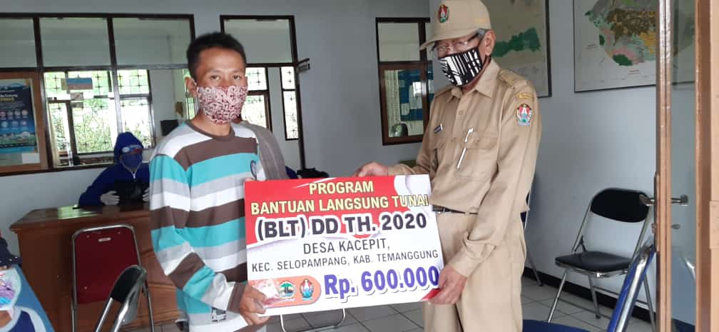 p3md_tpp's tweet photo. Penyaluran BLT Dana Desa Kepada Masyarakat yang terdampak Covid 19, semoga bisa bermanfaat dan membantu kemajuan perekonomian di Desa.
@jokowi 
@halimiskandarnu 
@fachrilabalado 
@DitjenPDT
@tppkemendes 
@ganjarpranowo 
@DISPERMADES_JTG 
@kpw4jateng 
#BLTDanaDesa https://t.co/2XL02uGo7w