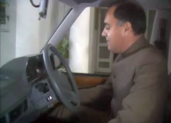 i_m_sid13's tweet photo. Rajeev Gandhi, Priyanka Gandhi Vadra &amp; Rahul Gandhi driving Bus, Truck &amp; Auto Rickshaw respectively to rescue migrant labours.
Thank you @INCIndia 🙏

#PriyankaVadraBusGhotala #प्रियंका_का_लिस्ट_घोटाला #CongressKaBusGhotala https://t.co/JL4Iywv5Gx