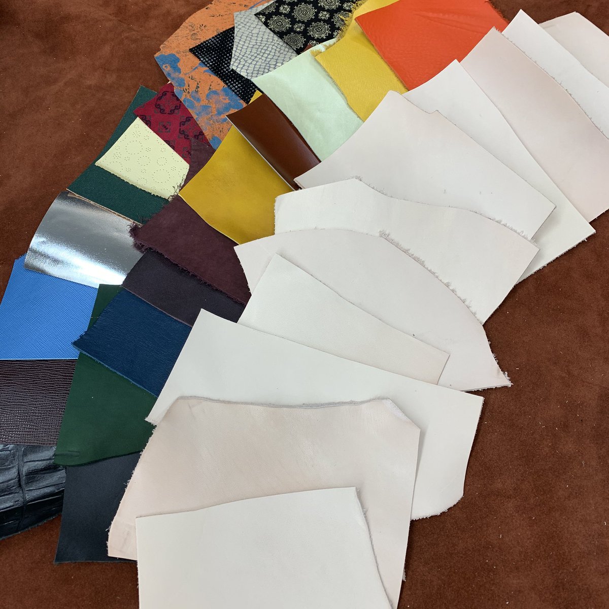 and_leather's tweet photo. 14回目です。
ハギレ詰め合わせ30枚【ヌメ革入り】セットを2名様にプレゼント！
5/22  12時〆切です

★応募方法
①@and_leatherをフォロー
②この投稿をRT
③この投稿にリプライ

👇こちらもよろしくお願いします👇
YouTube『革のアンドレザー』で検索
オンラインショップhttps://t.co/J9sBNSvsQk https://t.co/Bg36U7HzUm