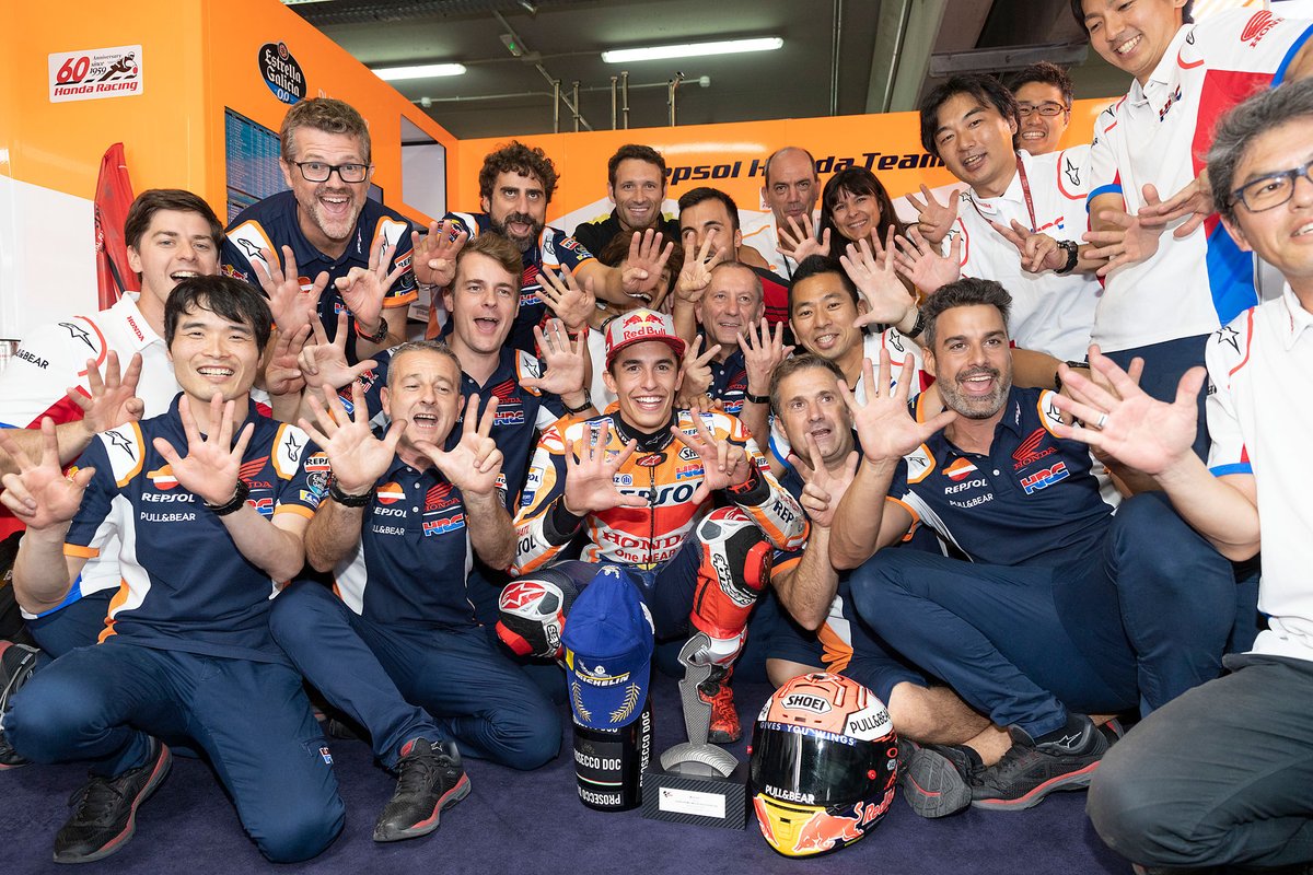 box_repsol's tweet photo. Marc and the #RepsolTeam celebrate the 8th win of the season.
Their fingers may show some numbers 🖐✌☝but there are a total of 7⃣ differences.
Can find them? 🕵️♂️
#BoxRepsolFansAtHome https://t.co/RrAsjSLuSc