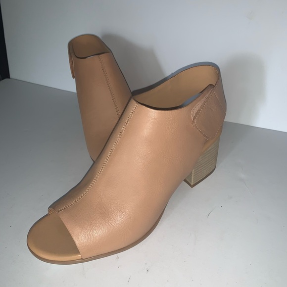 VdkJennifer's tweet photo. So good I had to share! Check out all the items I'm loving on @Poshmarkapp #poshmark #fashion #style #shopmycloset #joandavid #anneklein #korks: https://t.co/xaB6ZHWTYg https://t.co/1Z9XMXI3VN