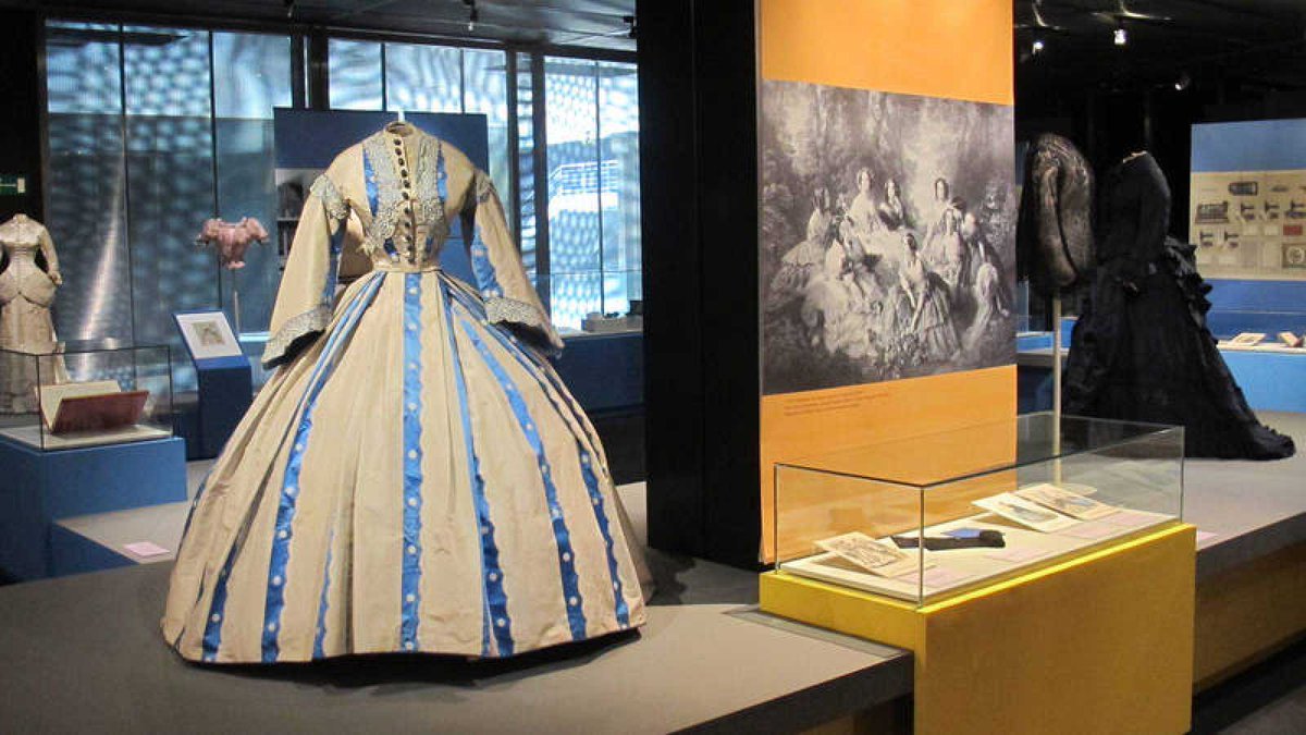 MuseodelTraje's tweet photo. Os han gustado tanto los diseños para #AnimalCrossingNewHorizons que @DweebWeave se ha puesto romántica y nos sorprende con este vestido de la exposición #ExtraModa ¡No temas! Que aunque la cintura dé miedo, tu aldean@ no sufrirá daños. https://t.co/t4AU4ijJdn
