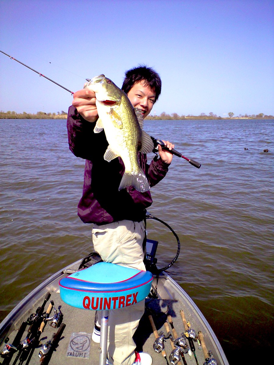 Takumi Ito 伊藤巧 21歳 の巧くん出てきた タックルがめちゃくちゃなのに 巻物はロードランナー リールがtd Z弁当箱 四角いリール たくさん 利根川寝泊り ご飯はポリコーン 優勝賞金でリール10台とか買ってた頃 カーペット剥がれた所が適当