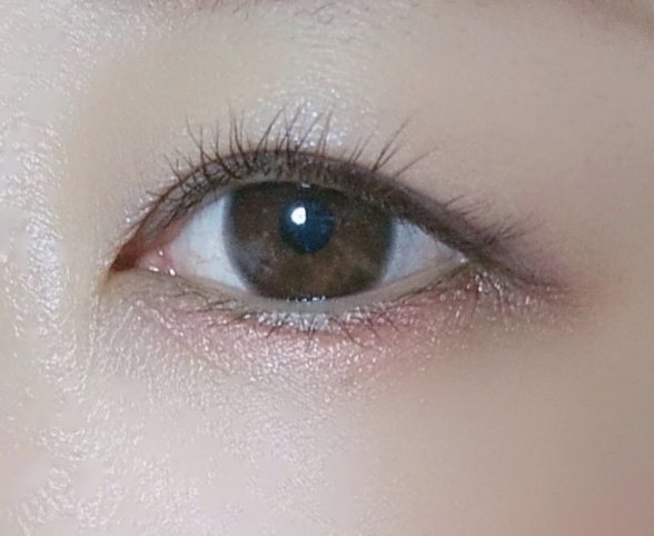 さわちゃん 夏春ブライト V Twitter アイメイク引きの写真も 下まぶたにコーラル入れるのめちゃくちゃ可愛くないですか 二重 が幅狭すぎてブルーはほとんど見えないw