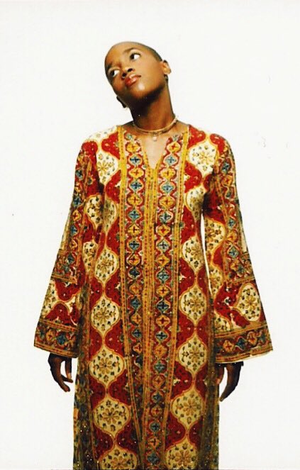 DionneFarris's tweet image. Transformation Tuesday: I was already over it, I had a huge pimple on my nose &amp;amp; didn't want to shoot. They promised it could &amp;amp; would be airbrushed out, they didn't in the final pic that made it in @vibemagazine #next #vibemagazine #selfstyled #transformationtuesday #dionnefarris