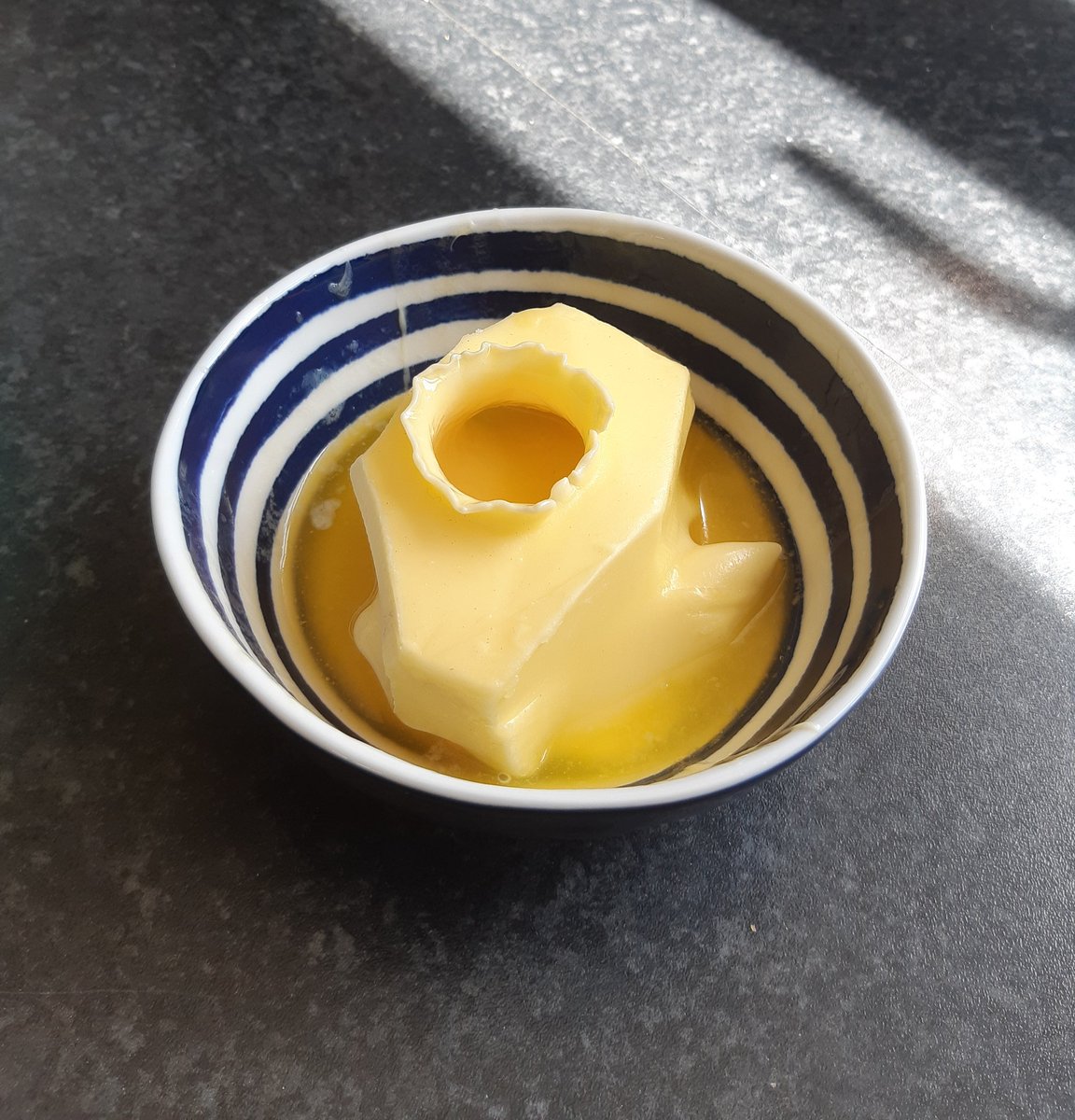 JazArdenBrown's tweet image. Baked yesterday. Put huge knob of butter in microwave. MASSIVE POP! Look inside. Butter exploded in the prettiest, silliest way 🌻
🍌🍞
#bakingfail #baking #blooper #microwave #bananabread #cookinginquarantine #kitchen #cakemyday @bbcgoodfood #RecipeOfTheDay #ScienceMatters