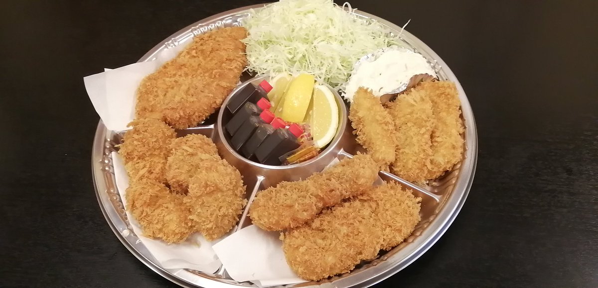 ちゃんこ市川 市川の期間限定テイクアウト とんかつセットa 3000円 税別 イカフライ4枚 ひと口かつ4枚 市川名物串かつ2本 特撰ロースかつ1枚 キャベツとポテサラ付き 当日14時までにご予約下さい 14時 16時はlineかfacebookで ご予約受け付けます