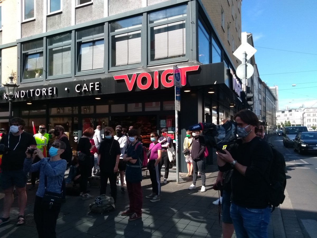 Kundgebung vor der Kanzlei läuft! Ihr seid Super! #Bornheim #StreikBornheim