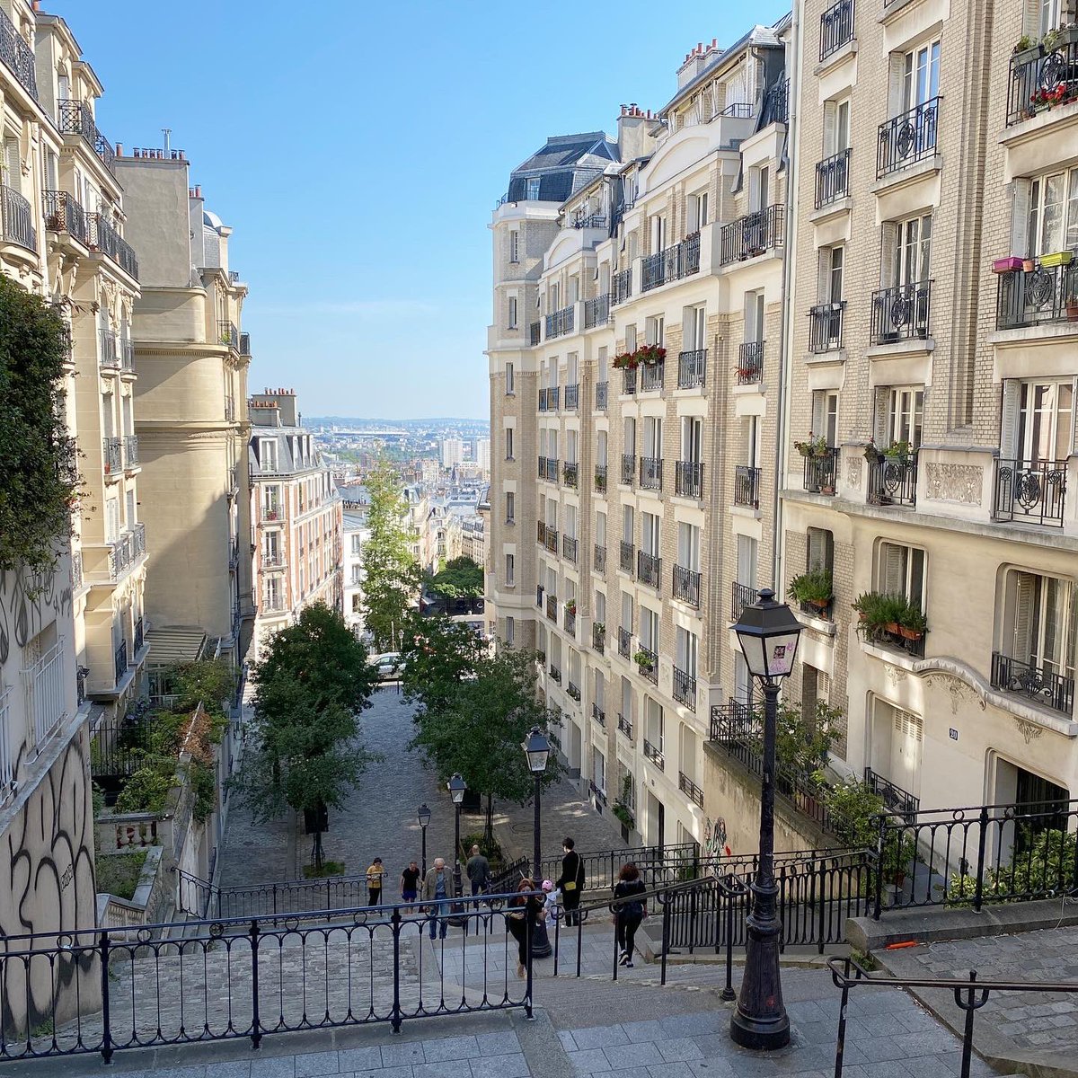 トリコロル パリ モンマルトルの階段3つ とっても良い天気で いつもならたくさんの人が歩いている場所 モンマルトル モンマルトルの丘 パリの街並み パリの街角 外出制限解除