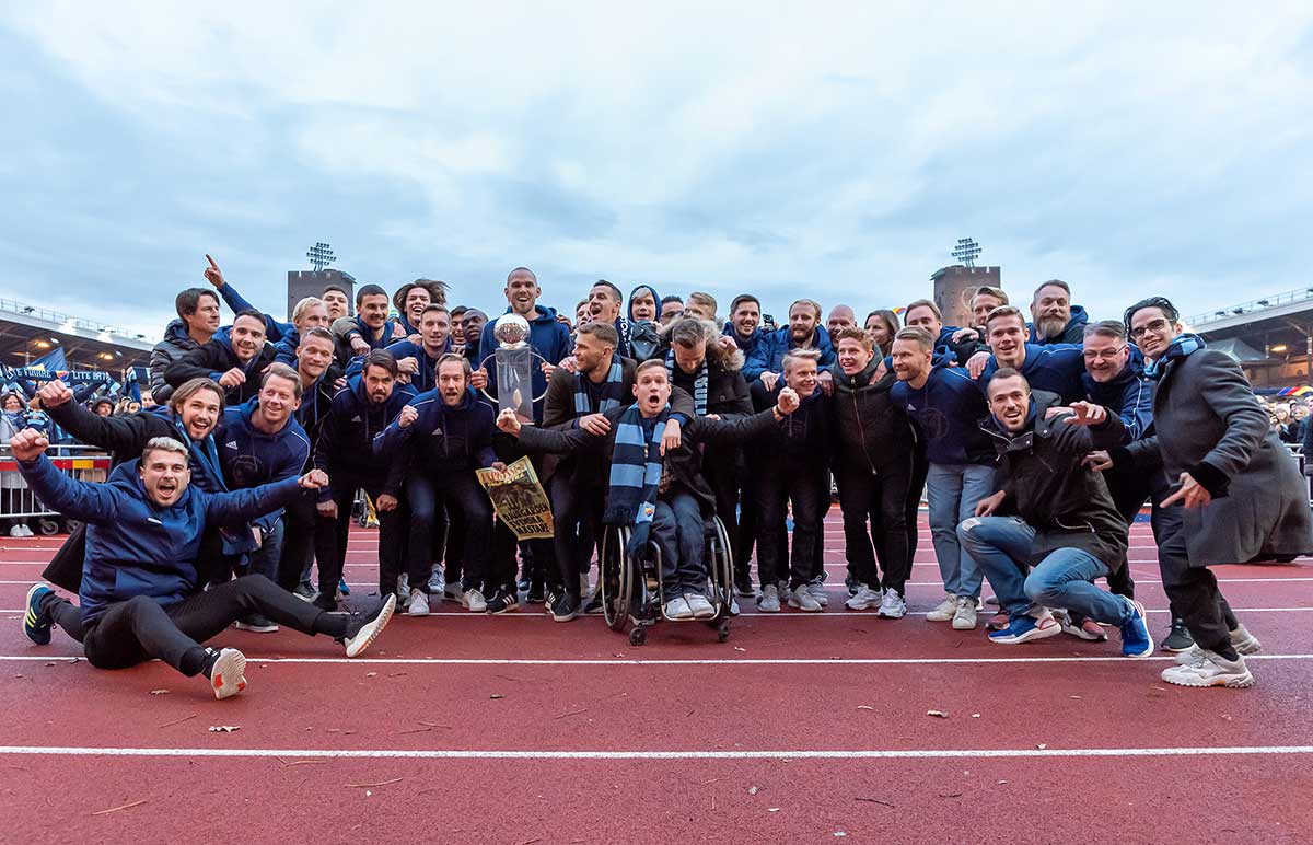 DIF_Fotboll's tweet photo. Vi vill att så många Djurgårdare som möjligt får läsa Viktors brev. Förhoppningsvis väcker det värme och kärlek och gör väntan på att vi ses igen lite mer uthärdlig 💛❤️💙

https://t.co/DlVhmbA4Bn https://t.co/QbGJCNDRjW