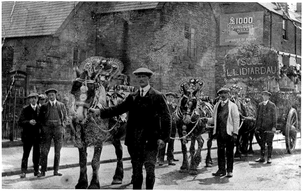 Children’s "Sasiwn Plant" festival, Bala, Gwynedd. Leading, Sylvannus Evans, Pengelli; Morris Roberts, Llwyn yr Odyn; Elis Evans, Pengelli. #MuseumFromHome