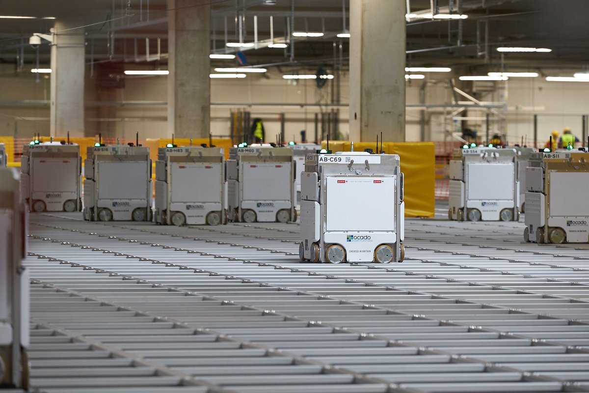 Monoprix's tweet photo. Notre nouvel entrepôt utilisant la technologie @Ocado est situé à Fleury-Mérogis (91). Il nous permettra à terme des livraisons à J+1 dans l'ensemble de l'Île de France. #ecommerce @OcadoTechnology @OcadoEng  #MonoprixPlus https://t.co/5wd6iye57K