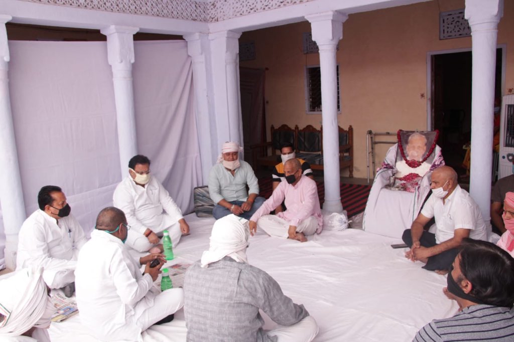 RaghusharmaINC's tweet photo. कांग्रेस के वरिष्ठ नेता एवं शाहपुरा-विराटनगर के पूर्व विधायक श्री हनुमान सहाय व्यास जी के निधन पर आज उनके घ��� जाकर बैठक में हिस्सा लिया तथा परिजनों का ढांढस बंधाया। मोटर गैराज मंत्री श्री राजेन्द्र यादव जी और विधायक श्री बाबूलाल नागर ज��� भी साथ रहे। https://t.co/0Tz60k5kak