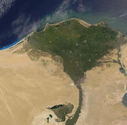 IGeographie's tweet photo. Le delta du #Nil a la particularité d'être #marécageux. Cela est dû à la forte présence d'eau qui permet donc le développement de végétaux. De nombreuses ville s'y sont développées regroupant ainsi la majorité de la population #Égyptienne dans ce delta. https://t.co/N5rtJ3XMfm