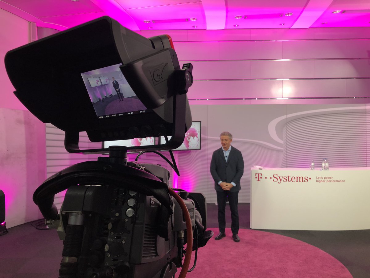 Mit ABSTAND die beste Performance 👍 Gerade läuft unser hybrides virtuelles Team Meeting mit Tausenden von Mitarbeiter*innen in ihren Home Offices.  #dabei #willnotstop #tsystems