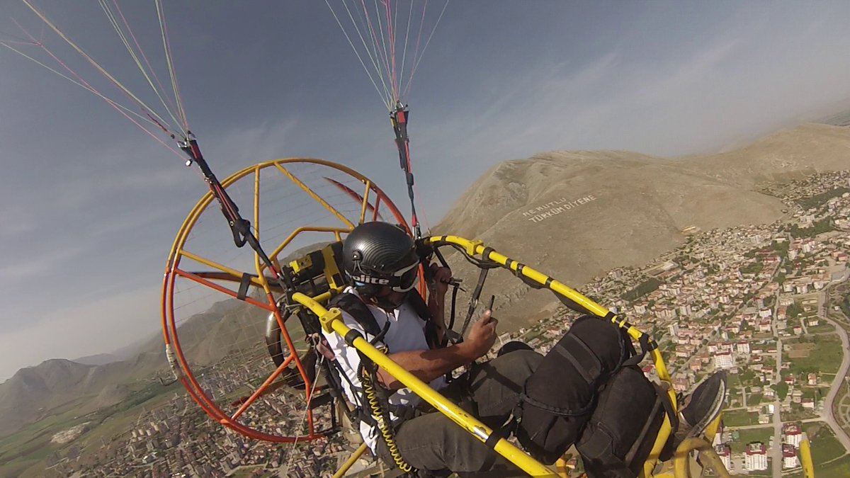 Motorlu Yamaç Paraşütü pilotu Turgut Akbaş, #19Mayıs Atatürk'ü Anma, Gençlik ve Spor Bayramı anısına Ay-yıldızlı bayrağımızı 🇹🇷 Elbistan semalarında dalgalandırdı.
#19MayısGenclikveSporBayramı 
<a href="/kasapoglu/">Dr. Mehmet Kasapoğlu</a> <a href="/hamzayerlikaya/">Hamza Yerlikaya 🇹🇷</a> <a href="/sinanaksu/">Sinan Aksu</a> <a href="/ihsanselimb/">İhsan Selim Baydaş</a> <a href="/mehbaykan/">Mehmet Baykan</a> <a href="/kocakaya_murat/">MURAT KOCAKAYA</a> <a href="/ogumus1/">Osman Gümüş</a>