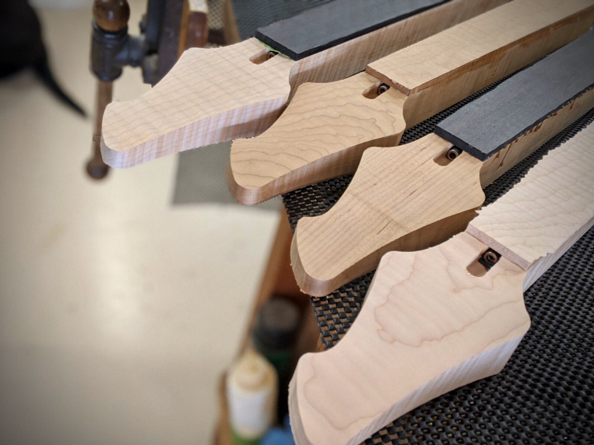 ippinkan_mi's tweet photo. @acaciaguitars よりオーダーしたギターの製作途中の写真が到着しました✨
既に塗装段階に入っているギターもありますね！完成がとても楽しみです😆
#acaciaguitars https://t.co/PcaXHdv0Ys