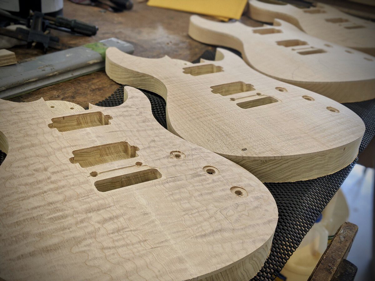 ippinkan_mi's tweet photo. @acaciaguitars よりオーダーしたギターの製作途中の写真が到着しました✨
既に塗装段階に入っているギターもありますね！完成がとても楽しみです😆
#acaciaguitars https://t.co/PcaXHdv0Ys