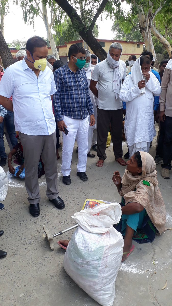 DmSteno's tweet photo. गाजीपुर।  दिनांक 19 मई 2020 को जिल���धिकारी गाजीपुर SDM ,CO मोहम्मदाबाद BDO भावरकोल के साथ विकासखंड परिसर में 12 ग्राम पंचायतों के 110 भरण पोषण विहीन परिवारों को राहत सामग्री का वितरण किया गया और परिसर में स्थित पशु आश्रय केंद्र में रखे गये पशुओं को पशु आहार खिलाया गया । https://t.co/9cjjwstTgR