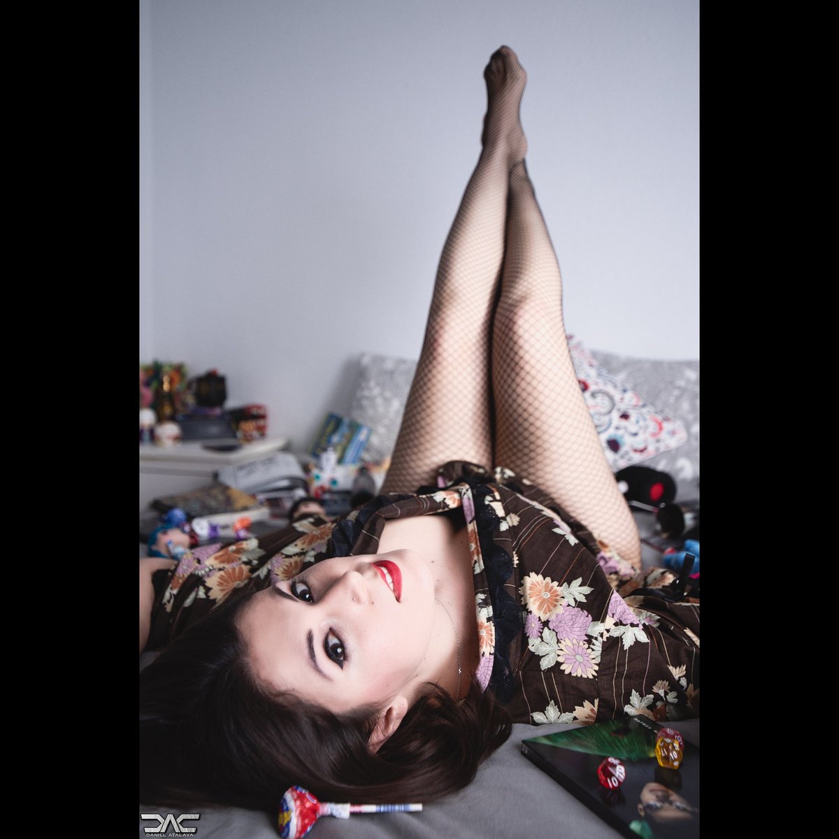 Sandychan_n's tweet photo. Mi amigo Daniel Atalaya me ha hecho estas preciosas fotos en mi cama rodeada de todas mis cositas frikis.
Estoy #inlove con ellas.
#friki #frikadas #frikosa #frikigirl #piruleta #kimono #rolera #gamer #gamergirl #cama #dormitorio #tumbada #feliz #felicidad https://t.co/KVbqgV1l5C