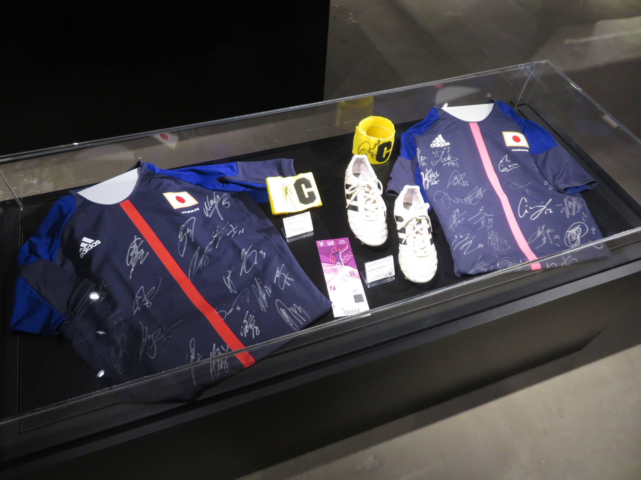 日本サッカーミュージアム おうちでサッカーミュージアム 本日のご紹介は12年ロンドンオリンピックのユニフォームです U 23日本代表がベスト４ なでしこジャパン 日本女子代表 が銀メダル と 両者ともに華々しい成績を収めました 日本