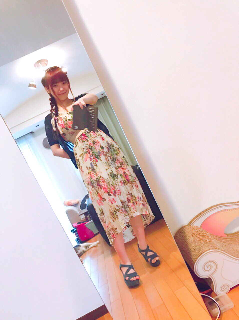 تويتر 新良エツ子 على تويتر 母からワンピースが送られてきました ローラアシュレイの花柄ワンピース 前上がりデザインではありませんが胸の分がこうなるのは察して下さい 腰にリボンついてたけど可愛く着こなせなかったので 三つ編みに編み込んでヘアアレンジに