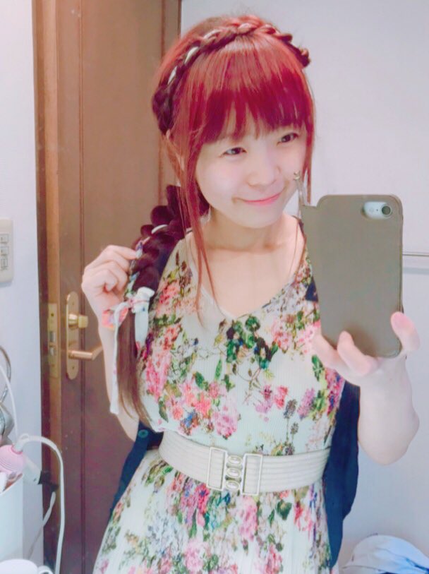 تويتر 新良エツ子 على تويتر 母からワンピースが送られてきました ローラアシュレイの花柄ワンピース 前上がりデザインではありませんが胸の分がこうなるのは察して下さい 腰にリボンついてたけど可愛く着こなせなかったので 三つ編みに編み込んでヘアアレンジに تويتر 新良エツ子 على تويتر 母からワンピースが送られてきました ローラアシュレイの花柄ワンピース 前上がりデザインではありませんが胸の分がこうなるのは察して下さい 腰にリボンついてたけど可愛く着こなせなかったので 三つ編みに編み込んでヘアアレンジに