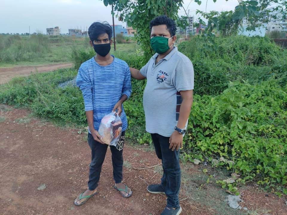 indiacares_2020's tweet photo. Distribution of dry ration and daily essentials by volunteers of #IndiaCares. 

We express our heartiest gratitude to our volunteers
@nishant_nihar @rakeshpany2 &amp; team @speak_animals as well as team Sadhu for distribution of goods among 46 needful persons.

Team:
#IndiaCares https://t.co/Ds2dM73MHF