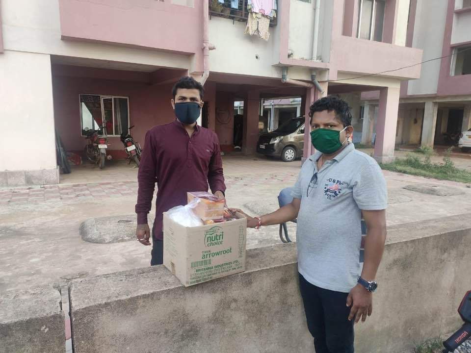indiacares_2020's tweet photo. Distribution of dry ration and daily essentials by volunteers of #IndiaCares. 

We express our heartiest gratitude to our volunteers
@nishant_nihar @rakeshpany2 &amp; team @speak_animals as well as team Sadhu for distribution of goods among 46 needful persons.

Team:
#IndiaCares https://t.co/Ds2dM73MHF