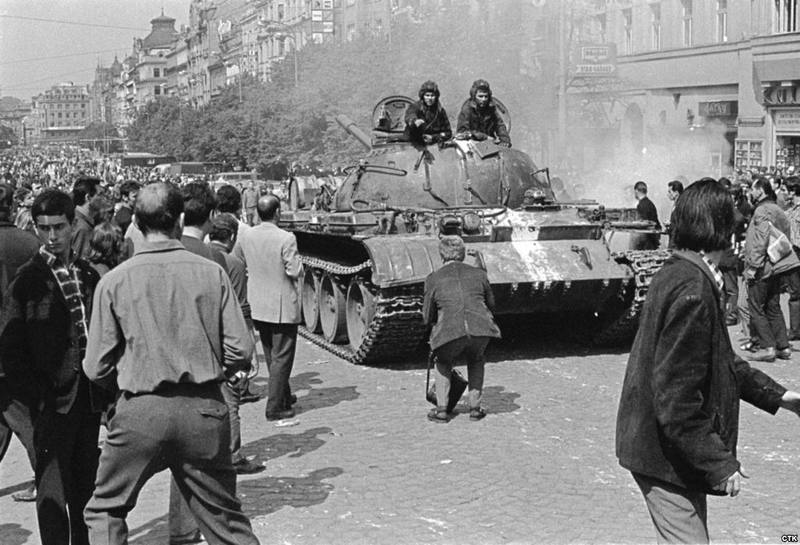HEISENBER123's tweet photo. 1968, durante las protestas "Primavera de Praga" los comunistas usaron los carros de combate contra la poblacion.

1989, durante la revuelta de Tiananmen los comunistas usaron los carros de combate contra la poblacion.

2020, España... ⁉️

#caceroladas21h https://t.co/eMgLYjgSeN