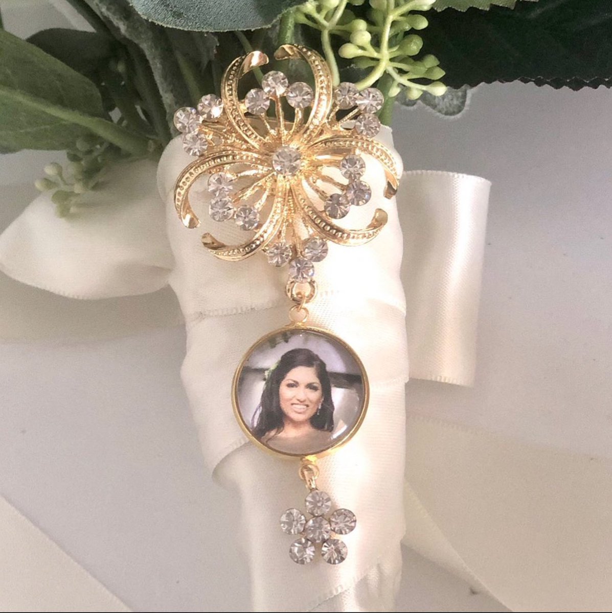 A memory charm with a beautiful gold bling brooch for attachment to your bouquet. We proudly offer FREE SHIPPING & AFTERPAY. @bejewelled_bridal #memorycharm #bouquetcharm #picturecharm #bridalaccessories #bridalcharm