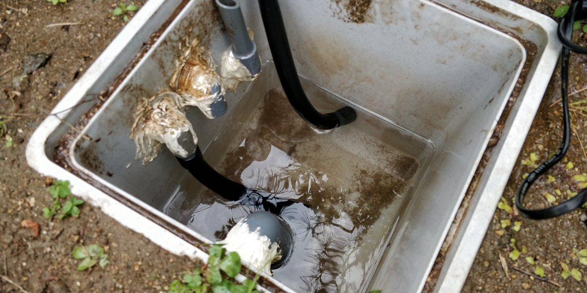 ますぼう 農家目指す人 No Twitter うちのビオトープはサイフォンの原理を多用してまして ポンプは枡にしか設置していません 池から枡へのラインと金魚ツボから隣の塩ビパイプへのライン 池の中にポンプを設置したり遮水シートに穴を開けたりしなくていいので漏水