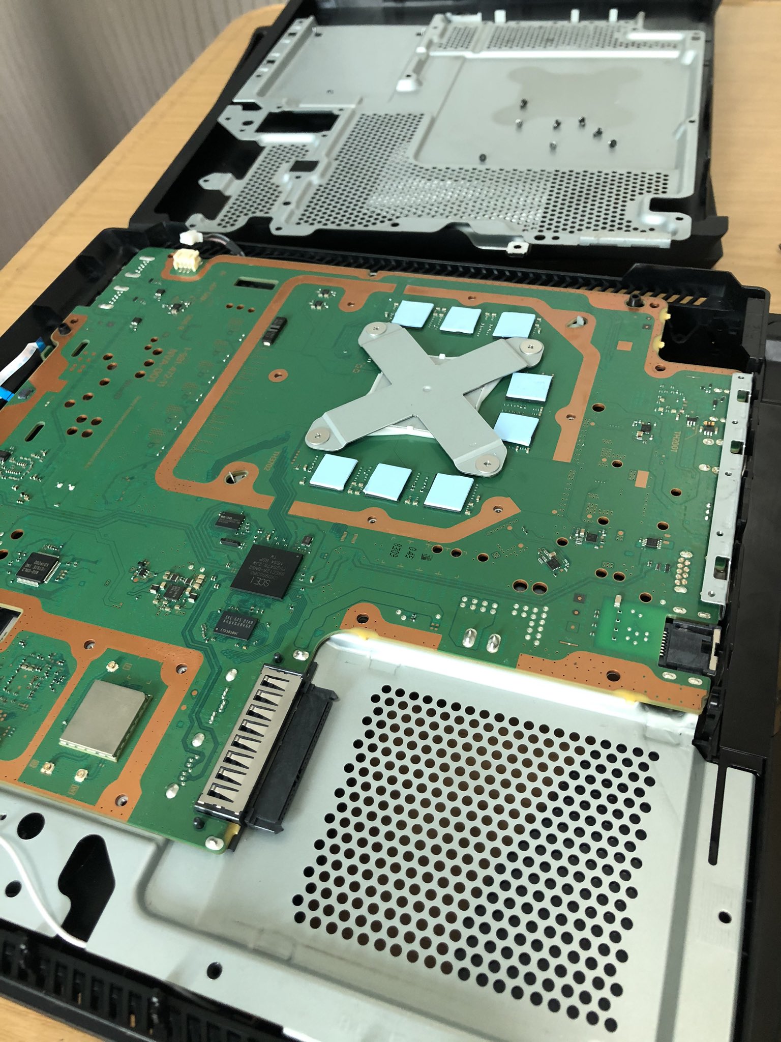 frugtbart spids linse Dizzy Ziddy on Twitter: "Went and opened up my PS4 Pro to replace the thermal  pads and redid the thermal paste (X-Shape!) What a difference it makes, the  fan doesn't go crazy