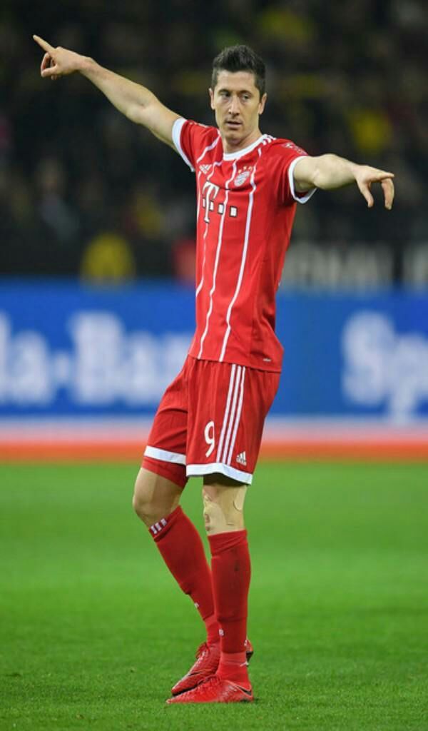 WinfootCg's tweet photo. Pour la 5ièm saison consécutive @robertlewandos7 a dépassé la barre des 40buts. Il rejoint donc @Cristiano et @lionelmessiFCBa qui étaient jusque là les seuls joueurs a avoir réussi cette performance au 21ièm Siècle.👏
#football #sport #uefa #ChampionsLeague #ChezMoiAuCongo https://t.co/kqgPwoQ157