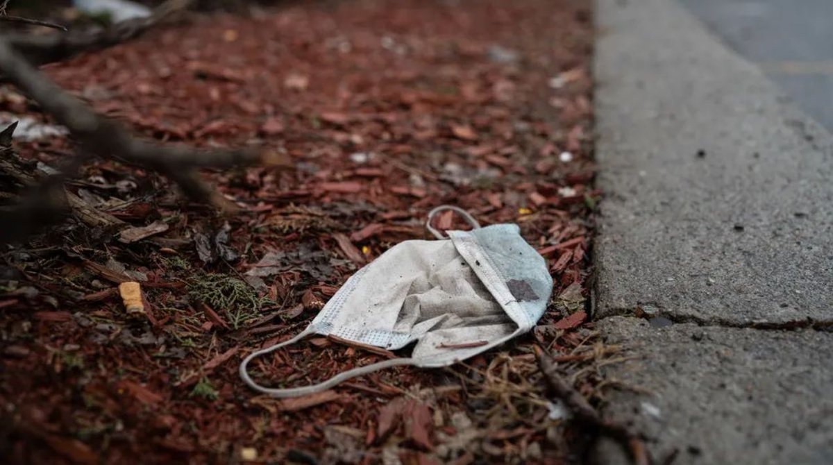 guardiacivil's tweet photo. La crisis sanitaria del #COVID19 está generando el consumo de #guantes 🧤 y #mascarillas 😷. Una vez usados deben depositarse en el contenedor GRIS ⚪

Tirarlos en la calle no solo es un gesto incívico, sino una fuente de contagio. 🚯

#EsteVirusLoParamosUnidos https://t.co/cTHOgdq6vw