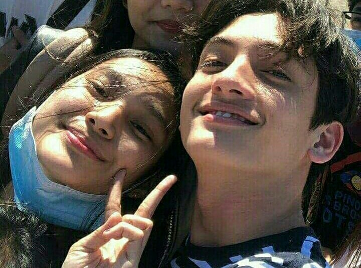 KapamilyaStars1's tweet photo. Day 11: Idol at the airport
#karseth
#KarinaBautista #SethFedelin https://t.co/Uk1oFWjdMU