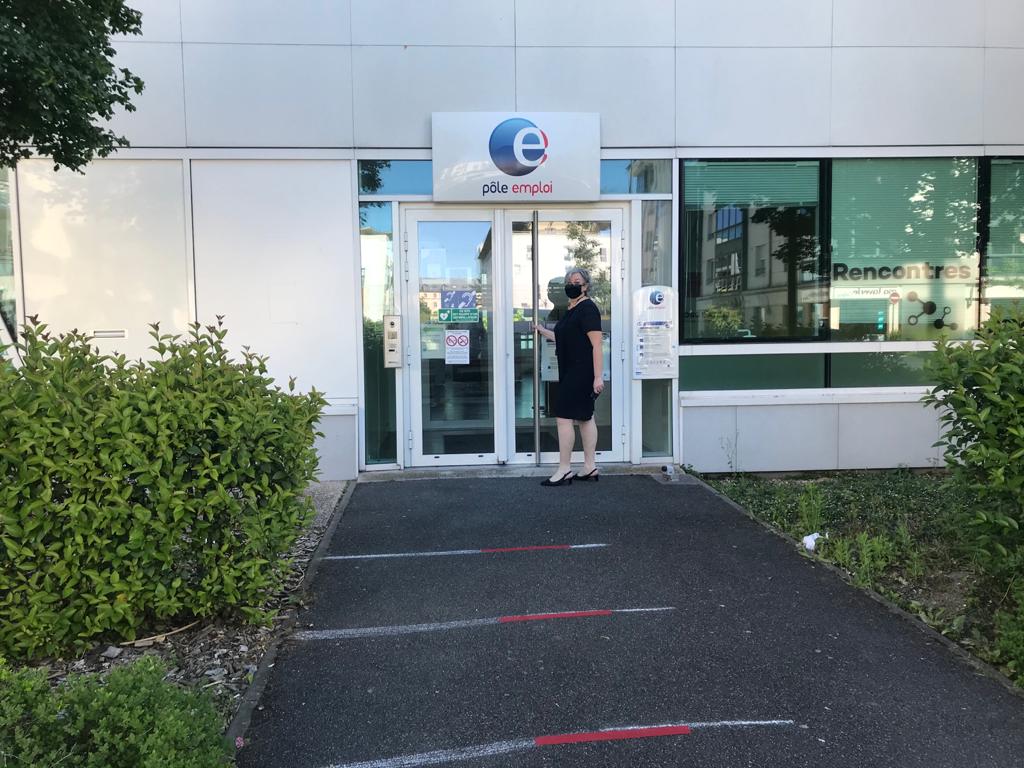 [#Déconfinement] Pour la réouverture (uniquement sur RDV) de nos agences, je suis allée échanger avec des agents #poleemploi, dans le respect des consignes sanitaires. 👏👏aux équipes.