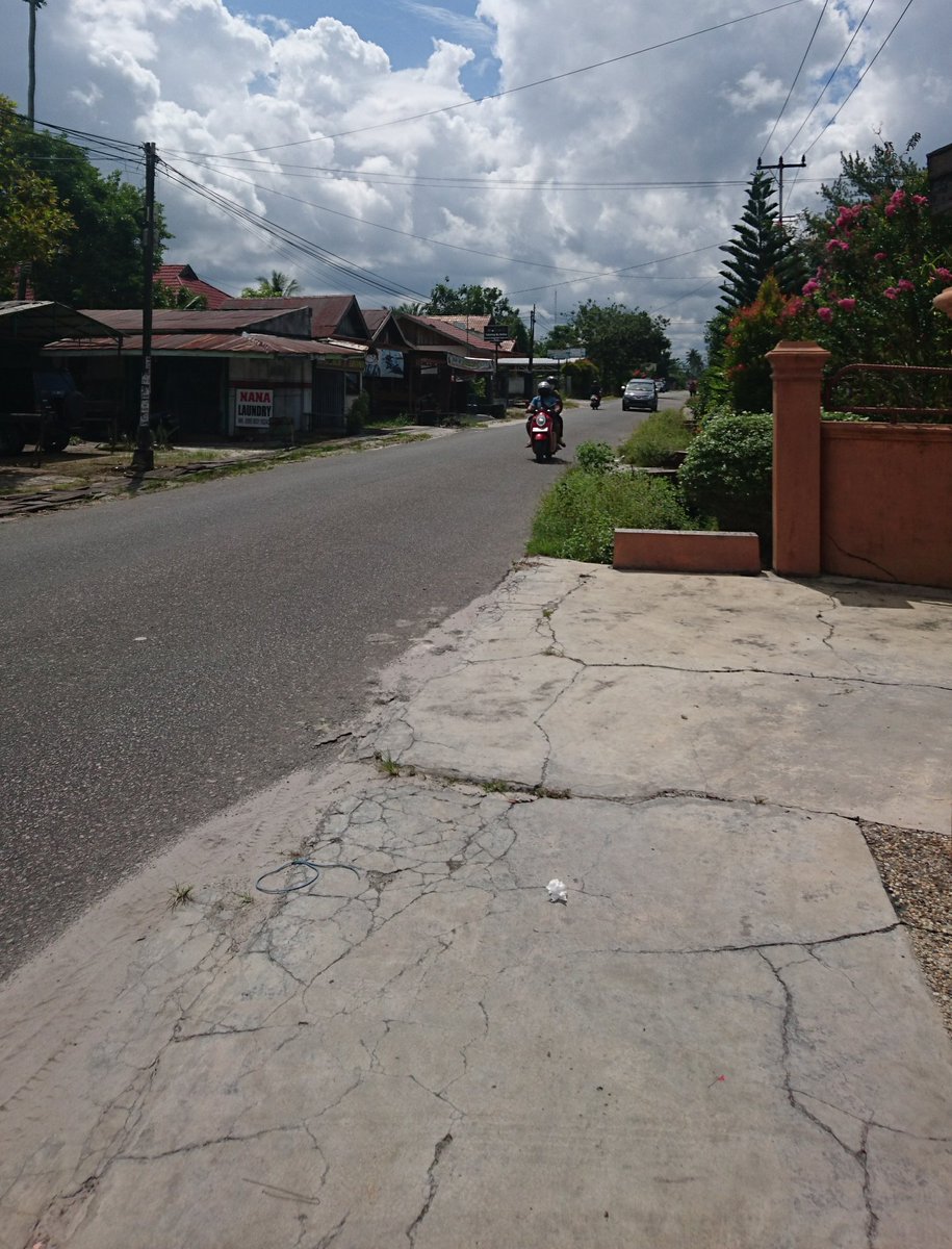 EstevaniaMaya's tweet photo. Selasa 20 Mei 2020
Jam 16.40 WIB
Lokasi di jl beliang dan masih lumayan banyak orang keluar rumah sejak PSBB 
@fisikarudy #fisikarudy https://t.co/x28LYSfBu5