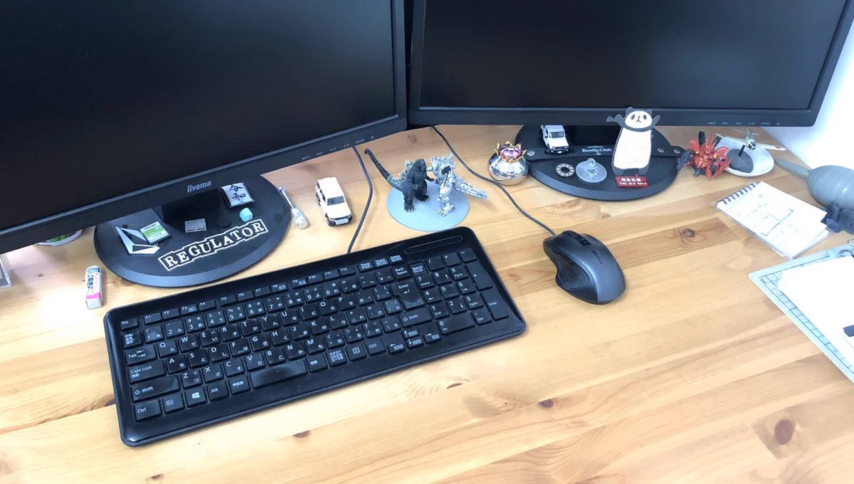 かわいいイタズラ！？社長のデスクに置いてあったゴジラに自撮り棒持たせてみたｗｗｗ