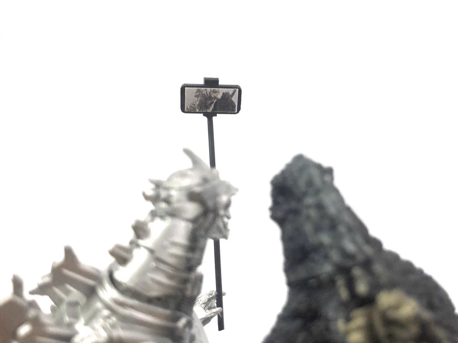 かわいいイタズラ！？社長のデスクに置いてあったゴジラに自撮り棒持たせてみたｗｗｗ