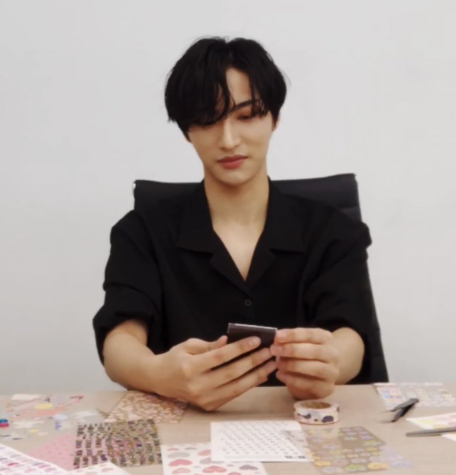 Seonghwa’s decorated Polaroids as a beautiful Thread 