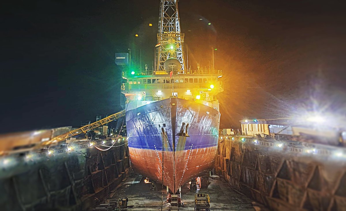 AHH-mazing photograph of @TheJR at night in dry dock receiving around the clock work🧼🧽🪥🛠️🦺😷

#AmsterdamDryDock #DamenShipyard #IODP #JRSO @NSF #NSFfunded

📸 Neil Craig, Siem Personnel