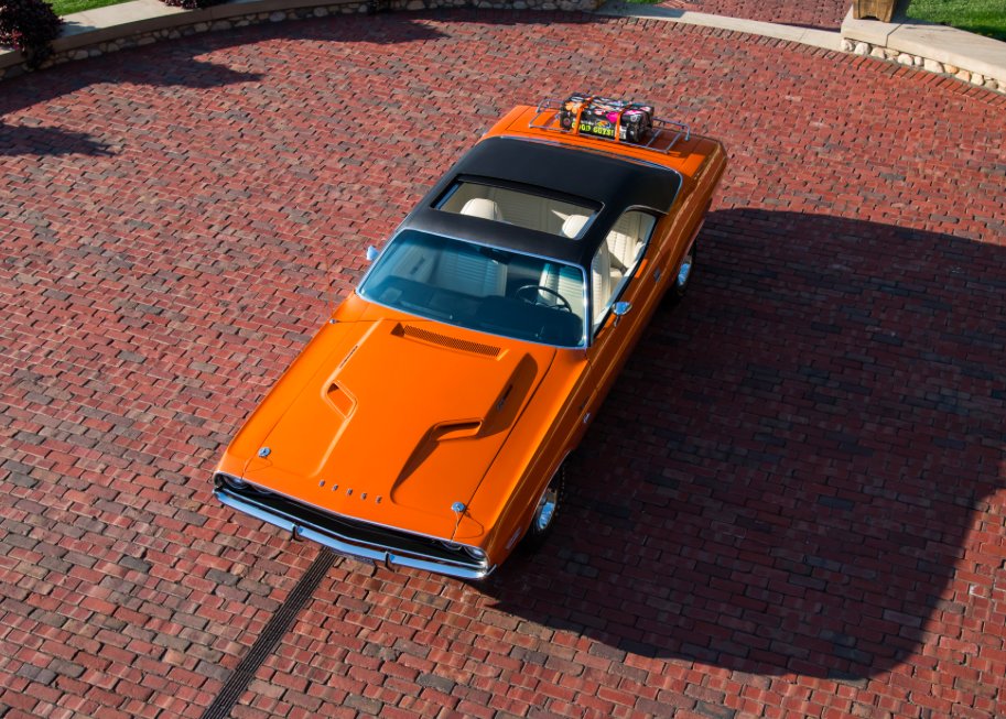 CarWaffle's tweet photo. World's only 1970 #Dodge Hemi Challenger R/T with a factory-fit sunroof is coming up for sale. Estimated at a whopping $1.5-2million 😍😍 https://t.co/VNzo4ZkrI6 https://t.co/vVGNb7z9NV