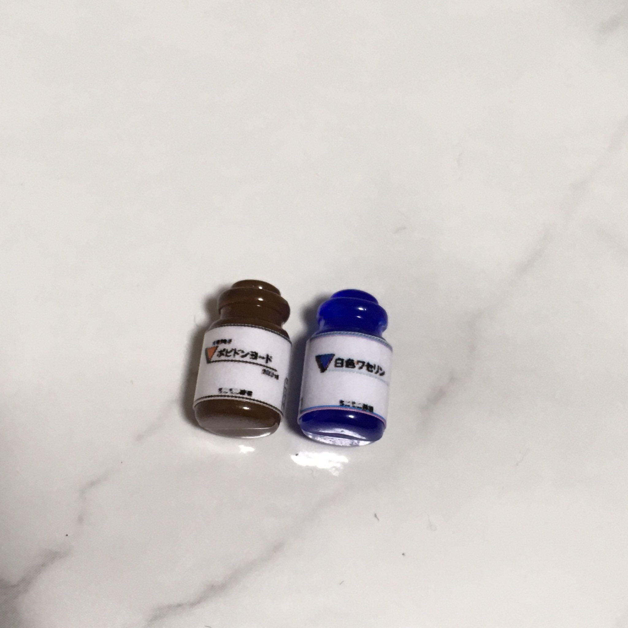 Crazy シルバニア 薬瓶用のシールもできました こちらは作り方が容易なので楽ちん あとは複製技術を得て 大量に薬瓶作らねば 瓶の色のイメージから 茶色 ポピドンヨード あお色 白色ワセリン に まぁ茶色は遮光色だしね はい 現場の