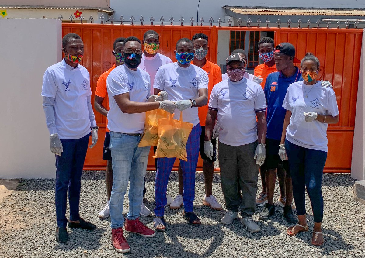 TemaUnitedFC's tweet photo. Giving back to the society is our social responsibility. The Tema United FC together with Abu Group Foundation @abu_foundation gave out some food items to the Muslim community of Tema Community one. https://t.co/fDlb1FT8nD