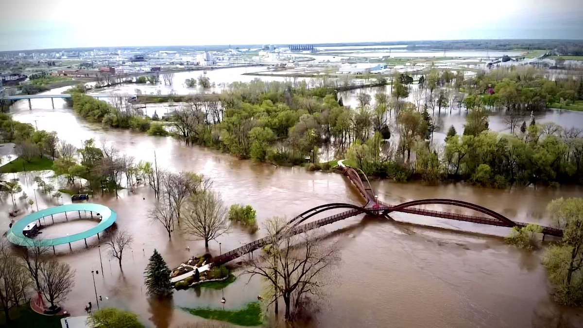 LeRoyGlen's tweet photo. Midland, MI today at 7am. And the water is still rising...stay safe. @CityofMidlandMI @MidlandFMarket https://t.co/WHhpj25EkZ