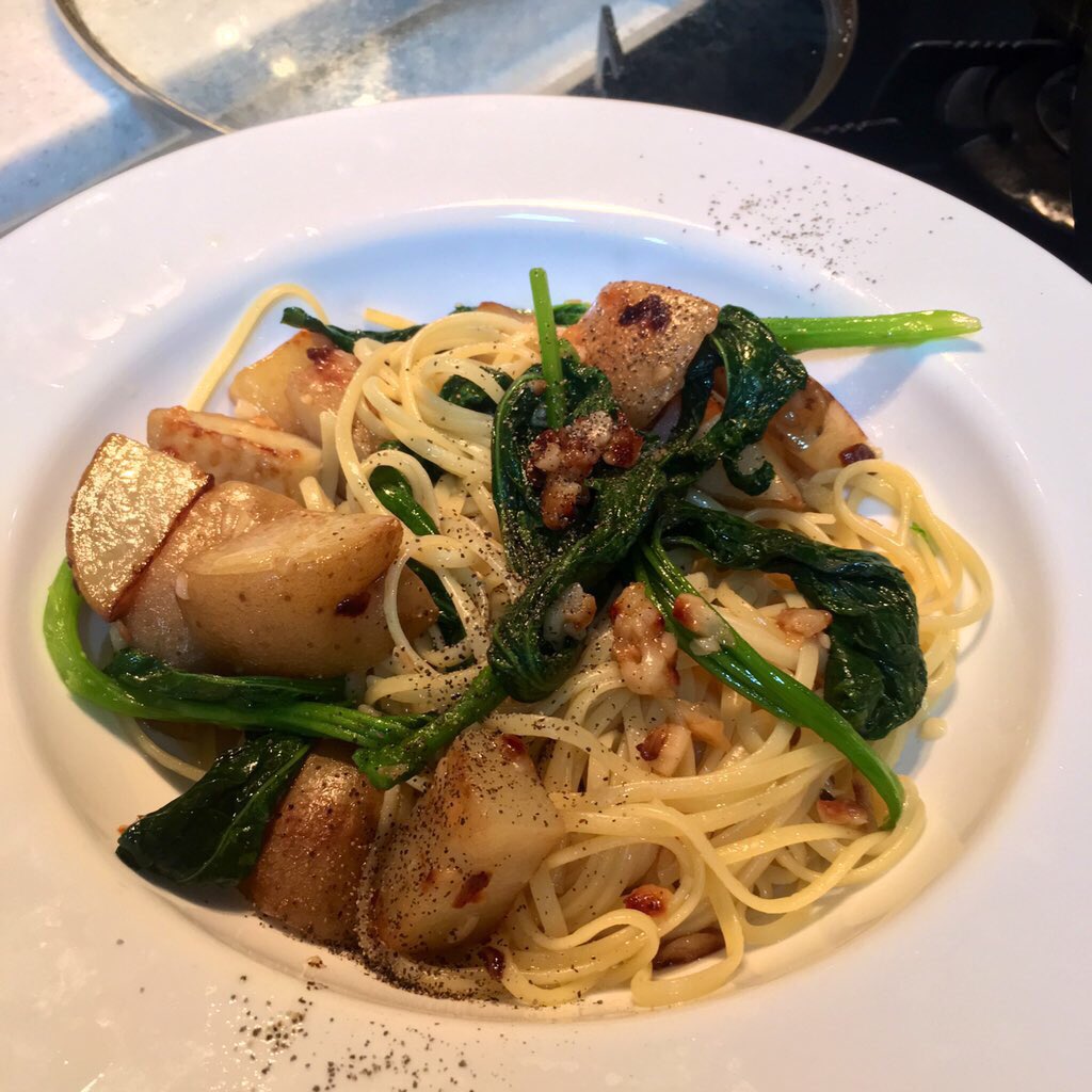 min_gourmand's tweet photo. [시금치 감자 오일 파스타]
🥬🥔🍽
파스타에 감자? 어울립니다. 올리브오일에 푹 익힌 채소를 면에 돌돌 말면 홀랑홀랑 넘어가는 매력적인 맛. 채소싫어사람도 눈 딱 감고 한 입하면 한 그릇 뚝딱! 원팬요리로 설거지를 줄이는 편인데 이번엔 냄비도 팬도 쓰는게 편하겠어요. 시감파 레시피 갑니다~ https://t.co/kMYWtwFeMW